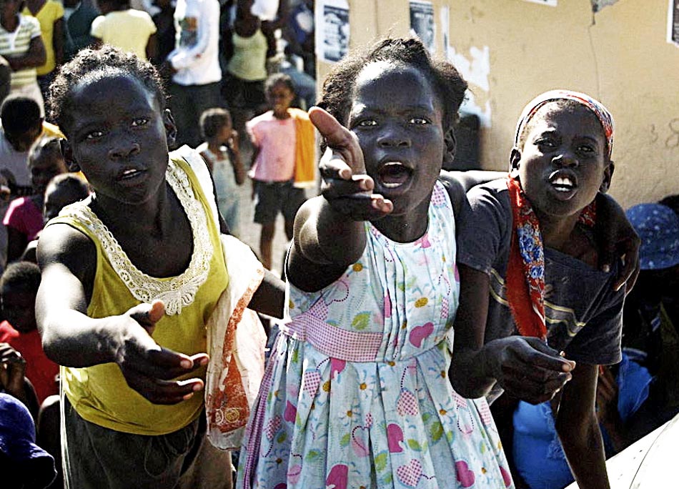 Crianças pedem comida em Petionville, Haiti. 12/01/2010. Foto: Carl Juste/Miami Herald/AP