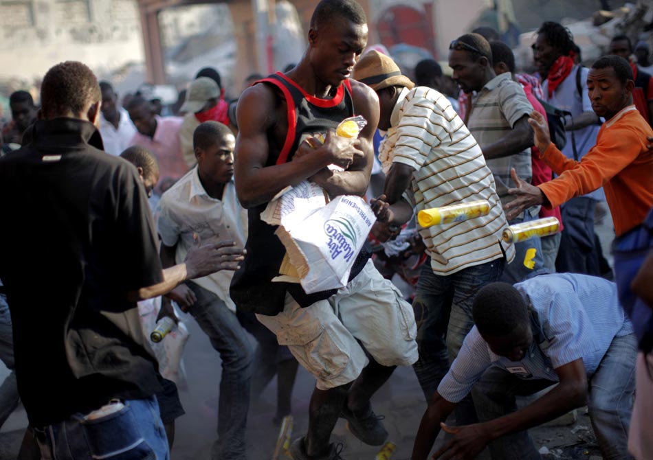 Haitianos brigam por comida pelas ruas de Porto Príncipe. Haiti. 18/01/2010 Foto: Carlos Barria/Reuters