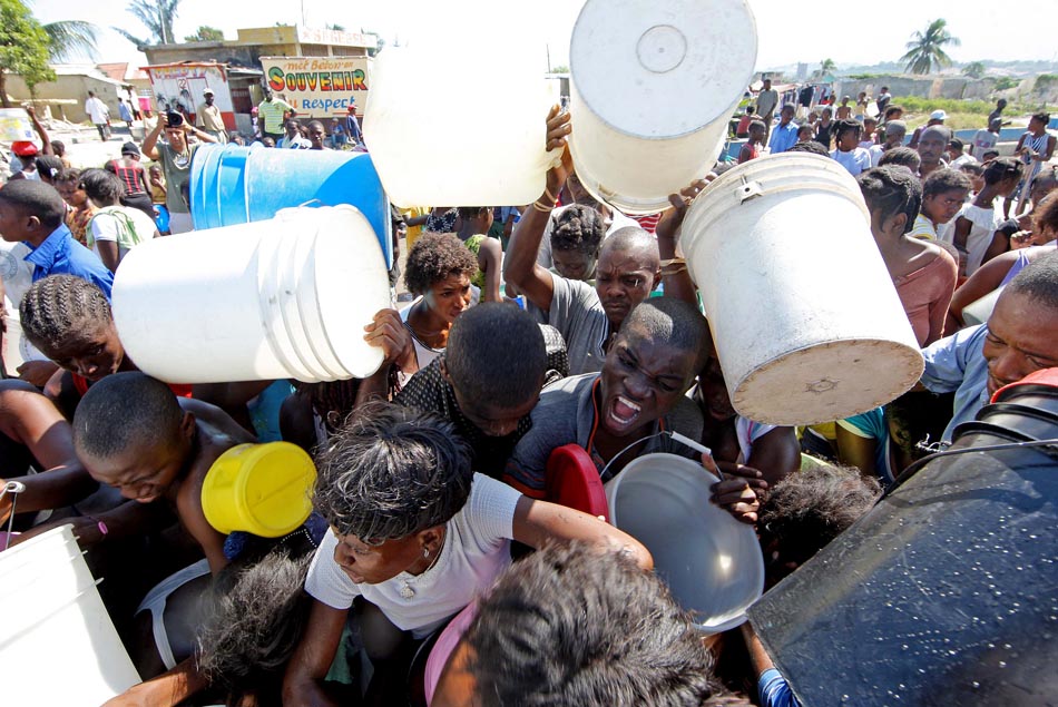 População de Cite Soleil lutam entre si, em busca de água. Haiti. 18/01/2010. Foto: Jonne Roriz/AE
