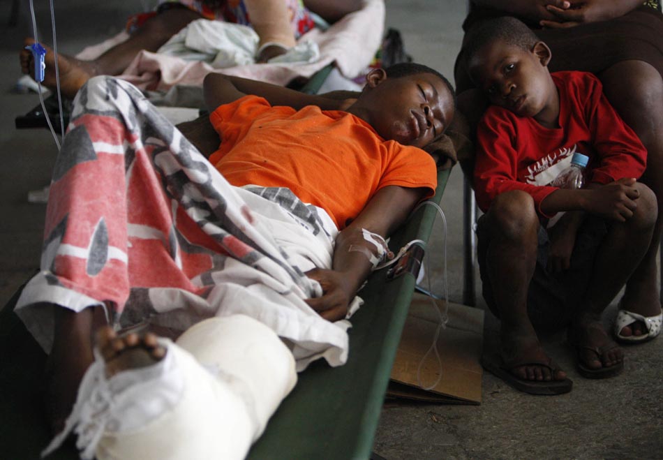 Crianças são atendidas em hospital improvisado em Porto Príncipe, Haiti. 18/01/2010. Foto: Tatyana Makeyeva/Reuters