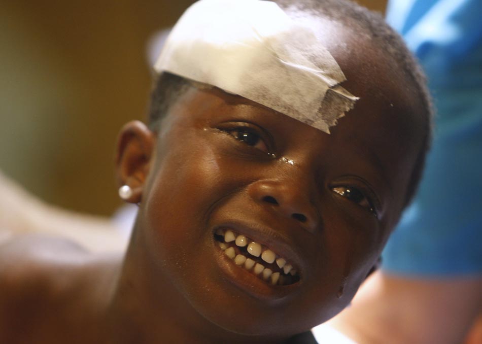 Udnes, de quatro anos, chora em hospital. Porto Príncipe, Haiti. 18/01/2010. Foto: Tatyana Makeyeva/Reuters
