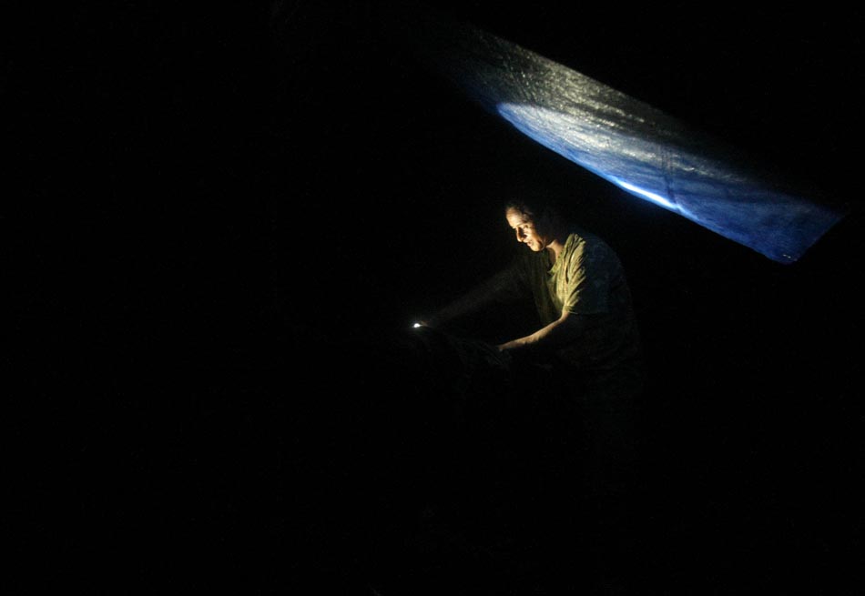 Jeremias arruma sua rede á noite usando lanterna. Rio Jutaí. AM. 21/01/2010. FOTO: J.F.DIORIO/AE