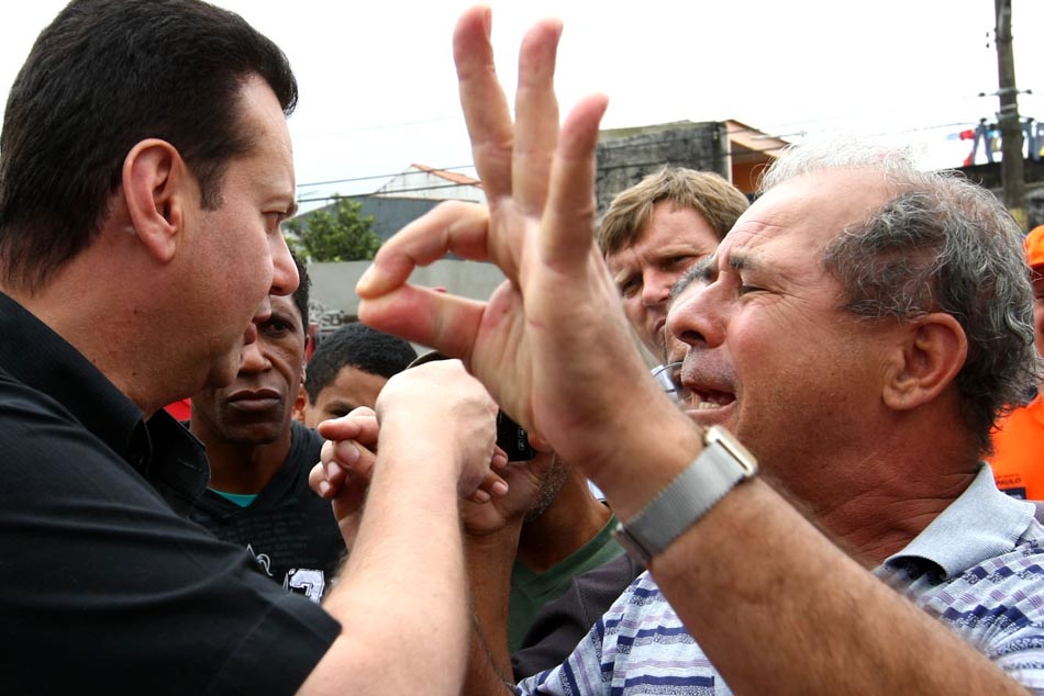 Morador cobra soluções do prefeito Gilberto Kassab (esquerda). Jardim Romano, 14/12/2009. FOTO: HÉLVIO ROMERO/AE