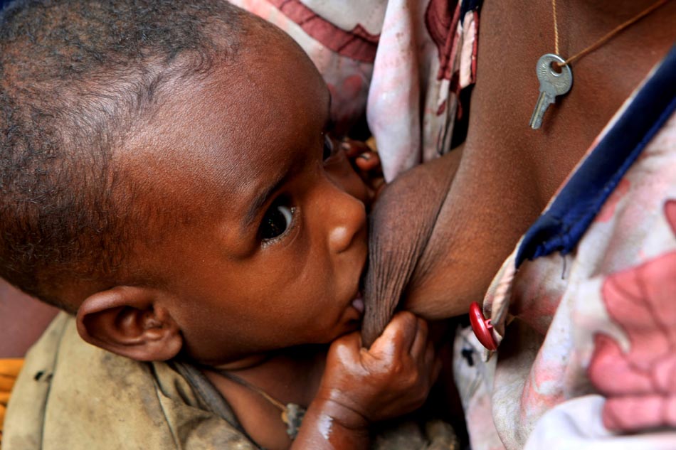 Samira, de 9 meses, no colo de sua mãe, enquanto aguardam entrega de alimentos pela equipe da ONU em Alaba, cerca de 360 km ao sul de Addis Abeba. Etiópia, 29.08.2008. Foto: Juca Varella/AE