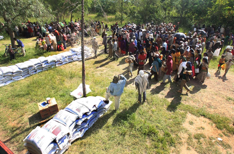 Distribuição de alimentos pela ONU em Alaba, Etiópia. 29.08.2008. Foto: Juca Varella/AE