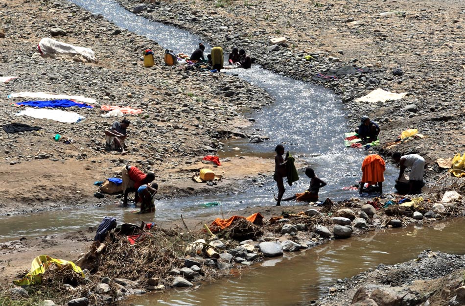 População utiliza riacho para lavar roupas em Konso, ao sul da Etiópia. 30.08.2008. Foto: Juca Varella/AE