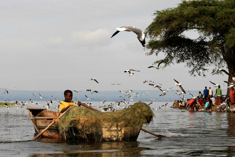 Criança trabalha para pescadores no Lago Awasa, a 360 km ao sul de Addis Abeba, Etiópia, 31.08.2008. Foto: Juca Varella/AE
