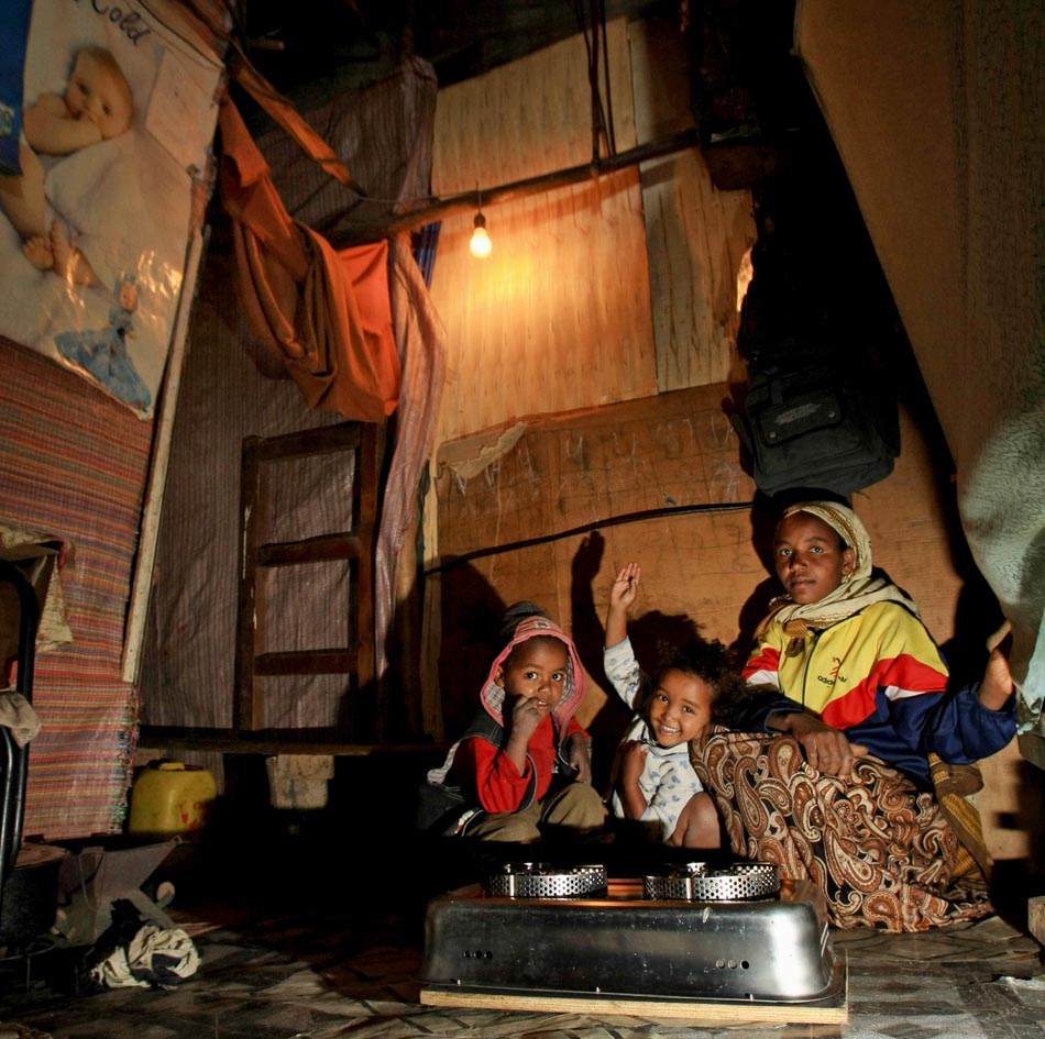 Zeituna Hansa e seus filhos na favela Gotera em Addis Abeba, Etiópia. 02.09.2008. Foto: Juca Varella/AE