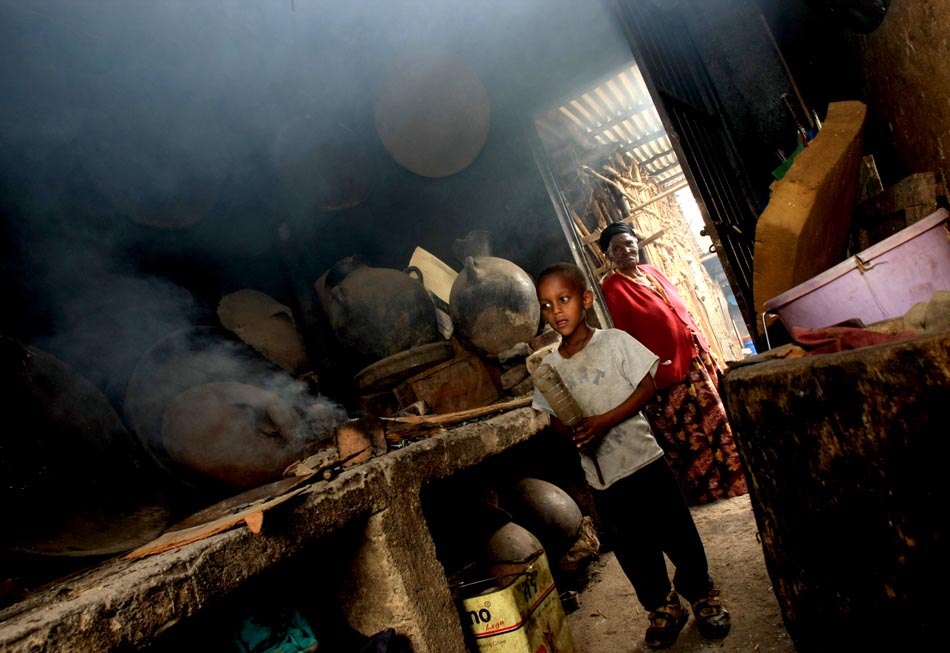 Mamit Zuleika e seu neto. Eles vivem na favela Arada , em Addis Abeba, uma das muitas formadas por pessoas que abandonaram o campo. 04.09.2008. Foto: Juca Varella/AE