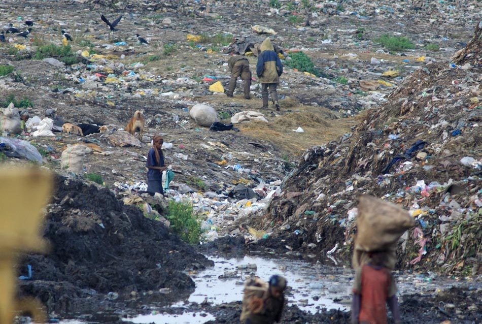 Lixão de Addis Abeba, onde parte da população recolhe restos de alimentos e colhem frutas e verduras que nascem no local. 04.09.2008. Foto: Juca Varella/AE