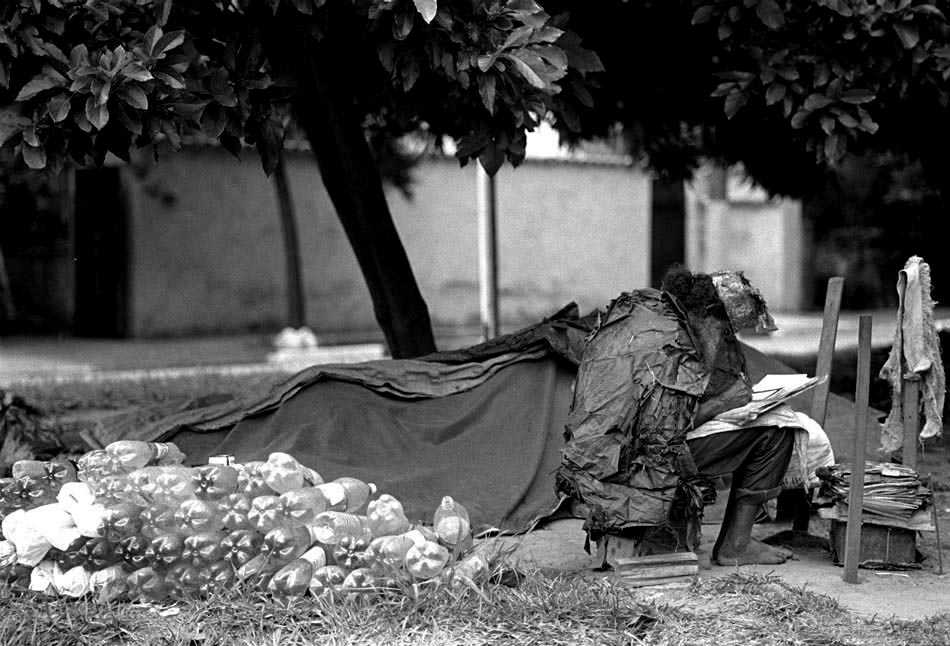 'Poeta', que há 15 anos escreve poesias e vive na Avenida Pedroso de Moraes. Foto: Paulo Giandalia