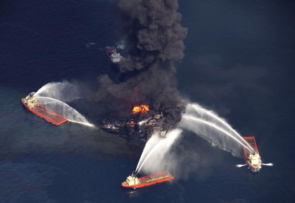 Bombeiros tentam conter foto na plataforma de petróleo da empresa BP, no golfo do México. 21/04/2010. Gerald Herbert/AP