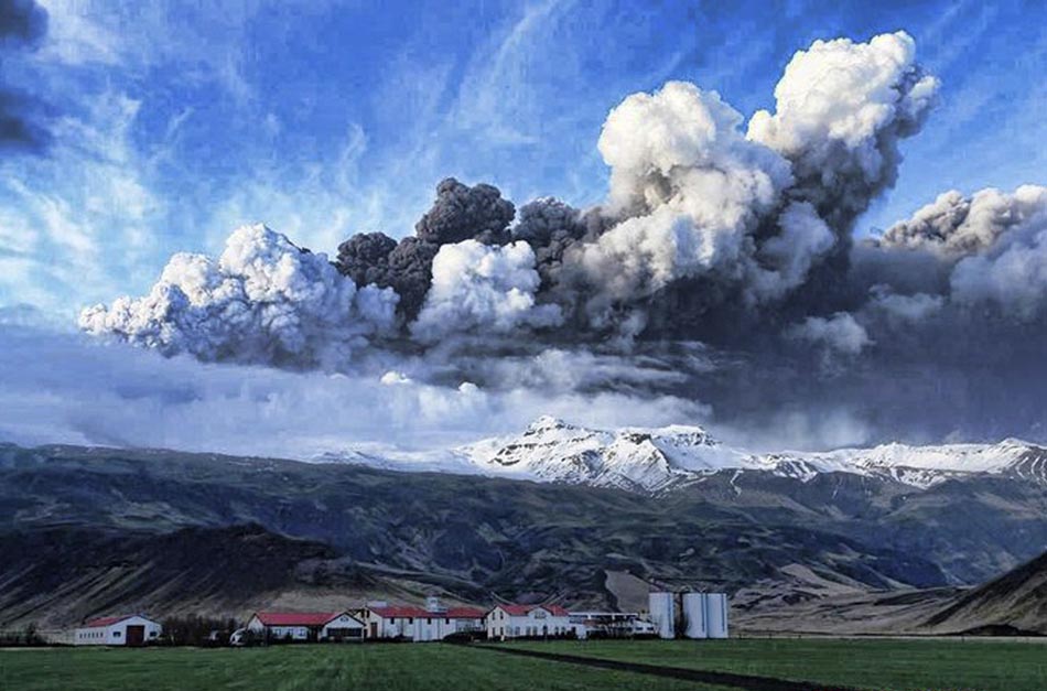 Vulcão Eyjafjallajokull, na Islândia. 15/04/2010. Foto: Olafur Eggertsson/Reuters