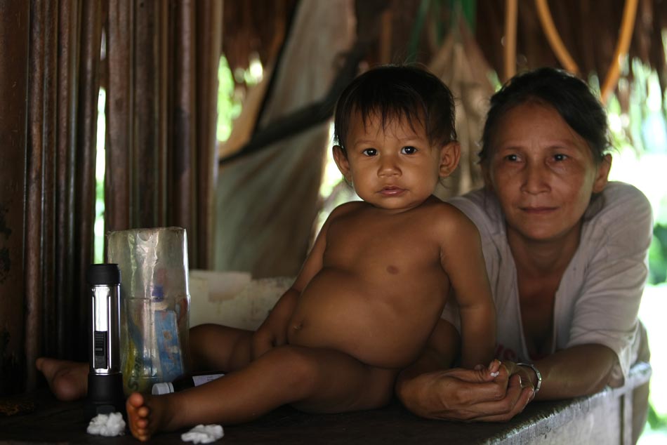 Índia Maria e um de seus oito filhos da tribo Paquiçamba, da etnia dos Jurunas. A comunidade ficará na parte seca do Rio Xingu caso a usina seja construída. FOTO: HÉLVIO ROMERO/AE