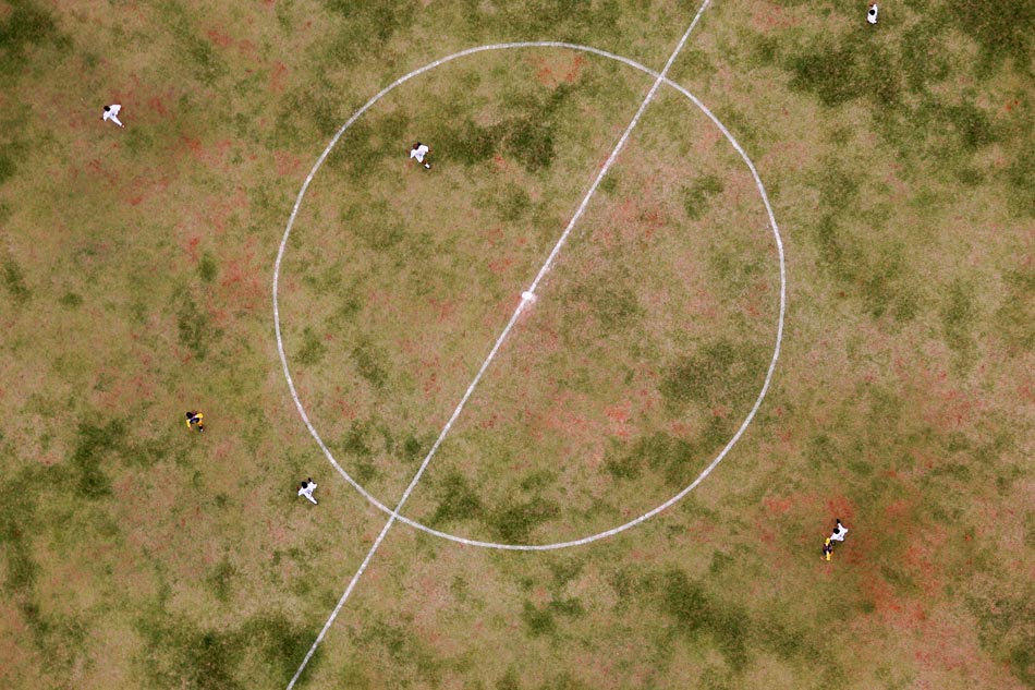 Campo de futebol, próximo ao Lago Paranoá, Brasília 17/04/2010. Foto: Ed Ferreira/AE