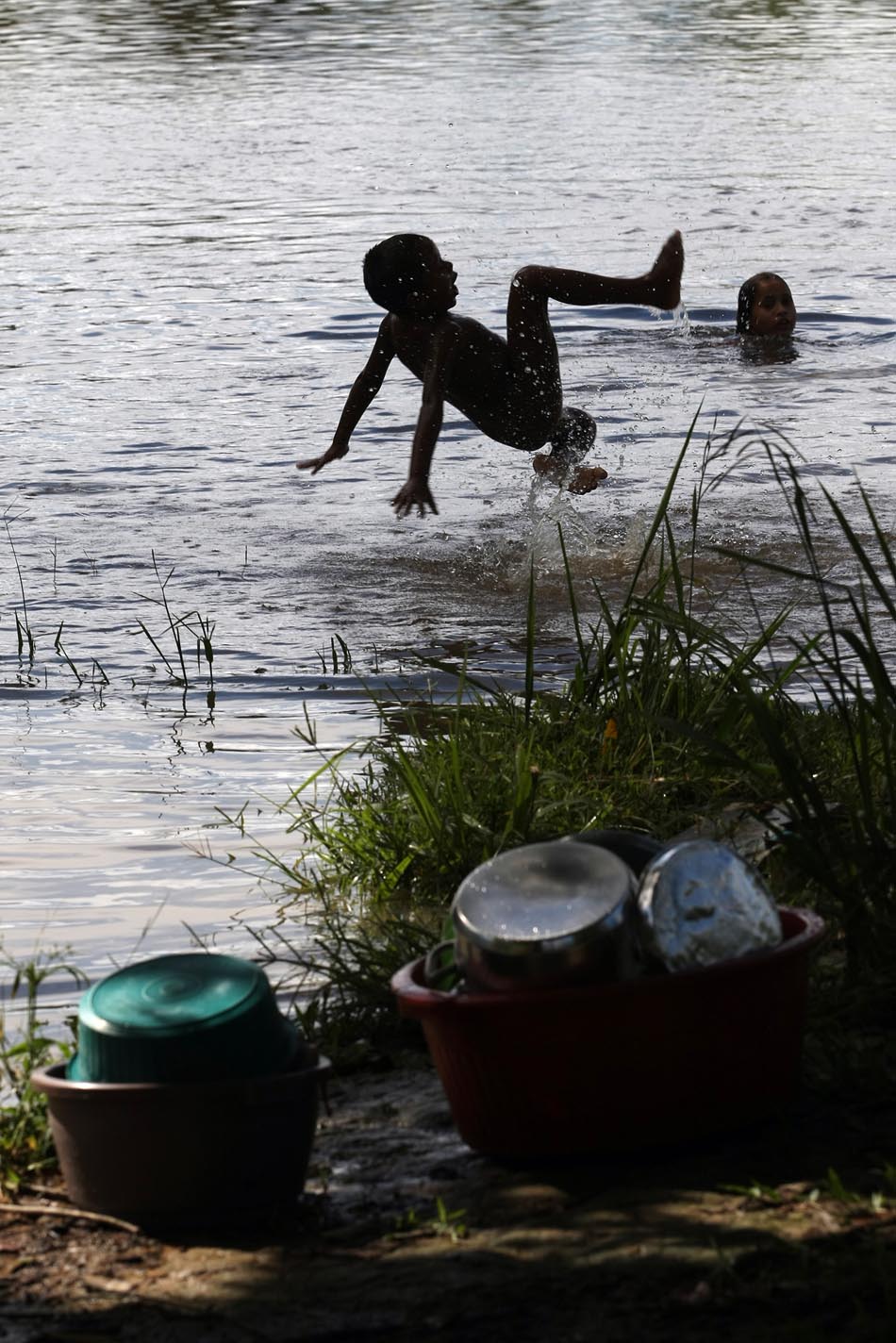 Crianças brincam em braço do Rio Xingu no distrito de Santo Antônio. Vitória de Xingu, PA, 14/04/2010. FOTO: HÉLVIO ROMERO/AE