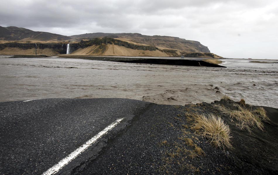 Estrada ficou intransitável nas proximidades de Reykjavik. Islândia, 14/04/2010. Foto: Brynjar Gauti/AP