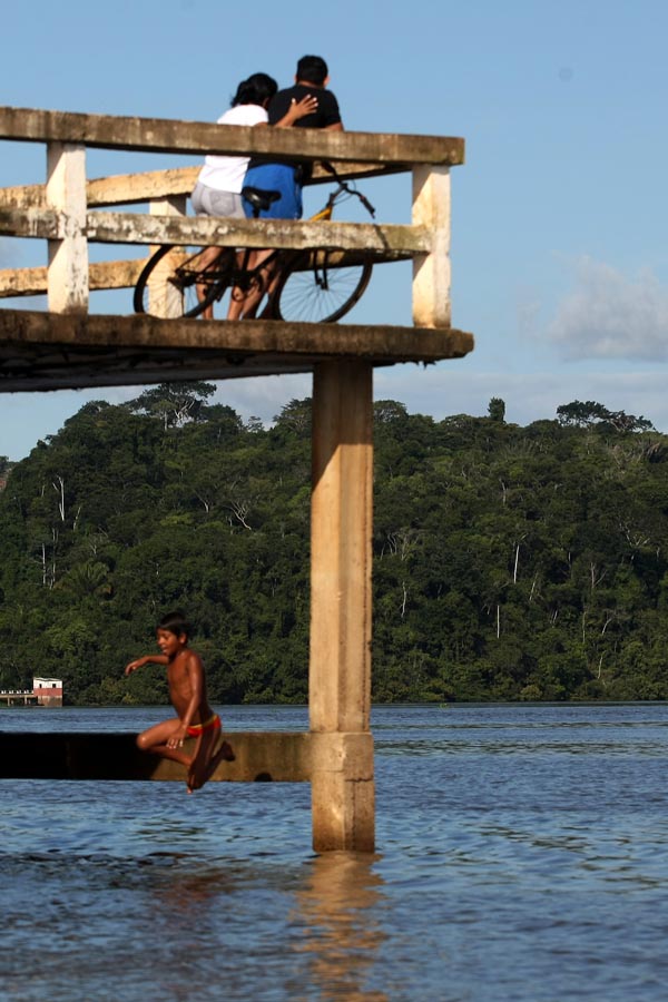 Garoto pula de píer no Rio Xingu, próximo ao porto de Altamira. FOTO: HÉLVIO ROMERO/AE