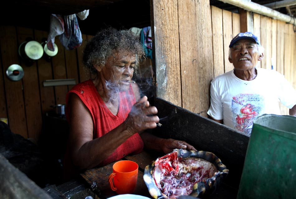 Iracema de 77 anos de idade e Leôncio Ferreira Arara, 72 anos são da tribo Terrã Wangã, da etnia dos Araras. Altamira, PA, 14/04/2010. FOTO: HÉLVIO ROMERO/AE
