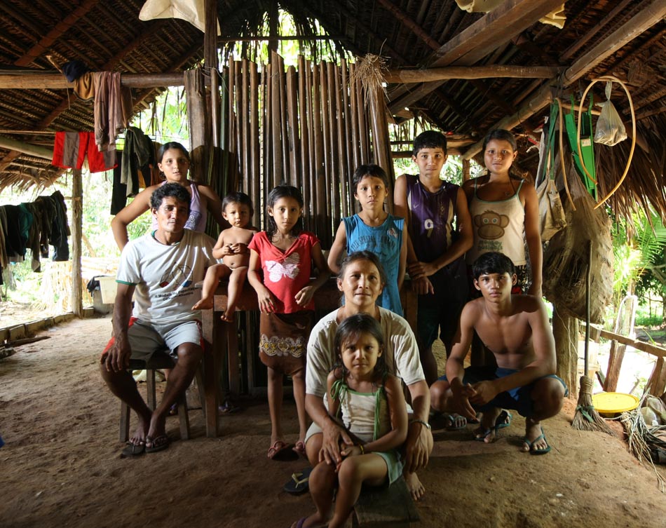 Uzimar Juruna, a índia Maria e seus oito filhos. Eles pertencem a tribo Paquiçamba, da etnia dos Jurunas. A comunidade ficará na parte seca do Rio Xingu caso a usina seja construída. FOTO: HÉLVIO ROMERO/AE