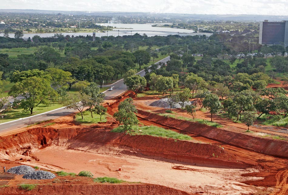 Obras da construção da pista que ligará as avenidas L4 e L2 sul. Brasília, 15/04/2010. Foto: André Dusek/AE