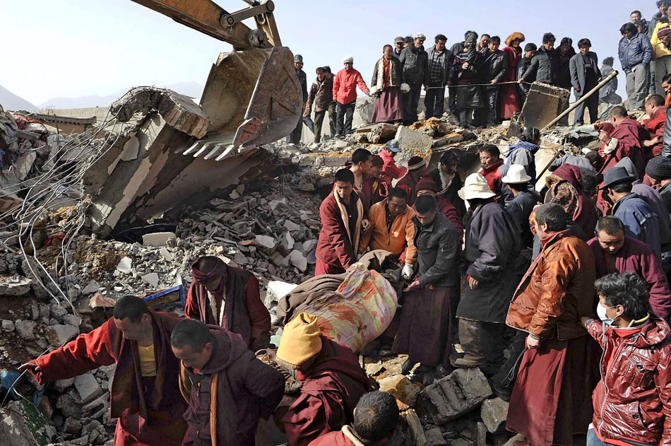 População auxilia equipes de resgate na busca por corpos e sobreviventes. Qinghai, China, 15/04/2010. Foto: AP