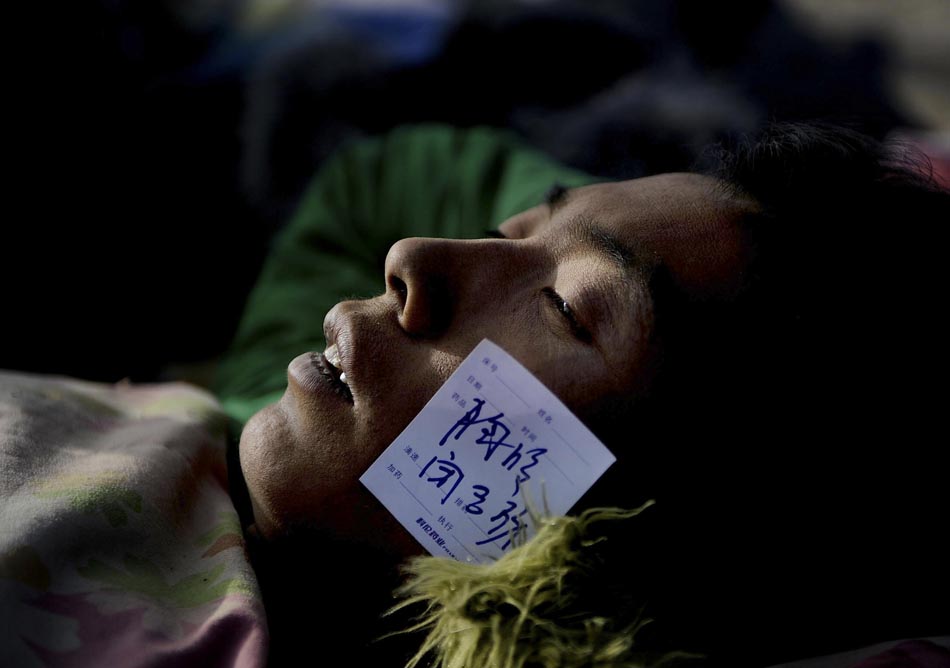 Vítima do terremoto aguarda por tratamento médico em um abrigo improvisado. Qinghai, China, 15/04/2010. Foto: AP