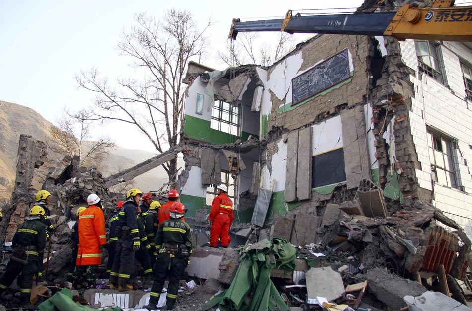 Equipe de resgate procura por vítimas em um prédio escolar. Qinghai, China, 15/04/2010. Foto: Reuters
