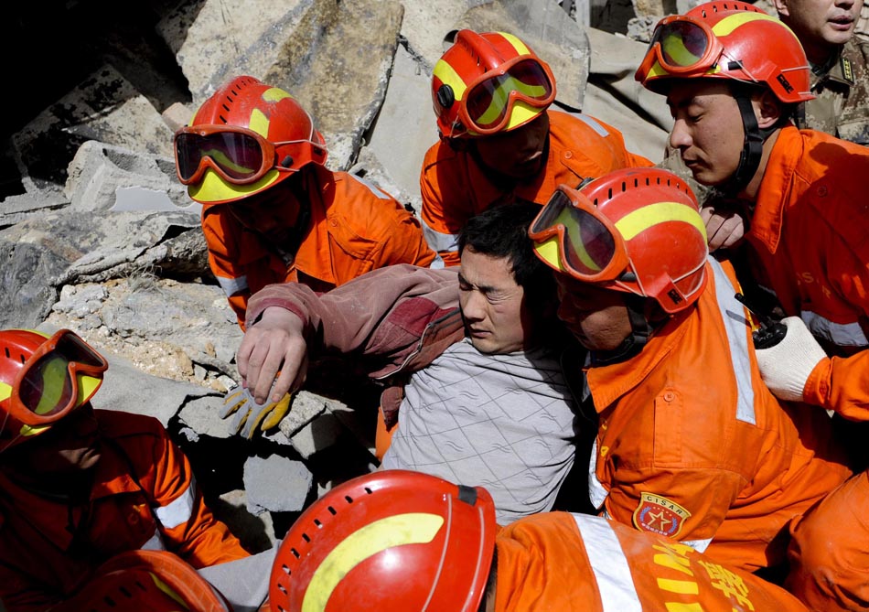 Vítima é carregada pela equipe de resgate. Qinghai, China, 15/04/2010. Foto: Reuters