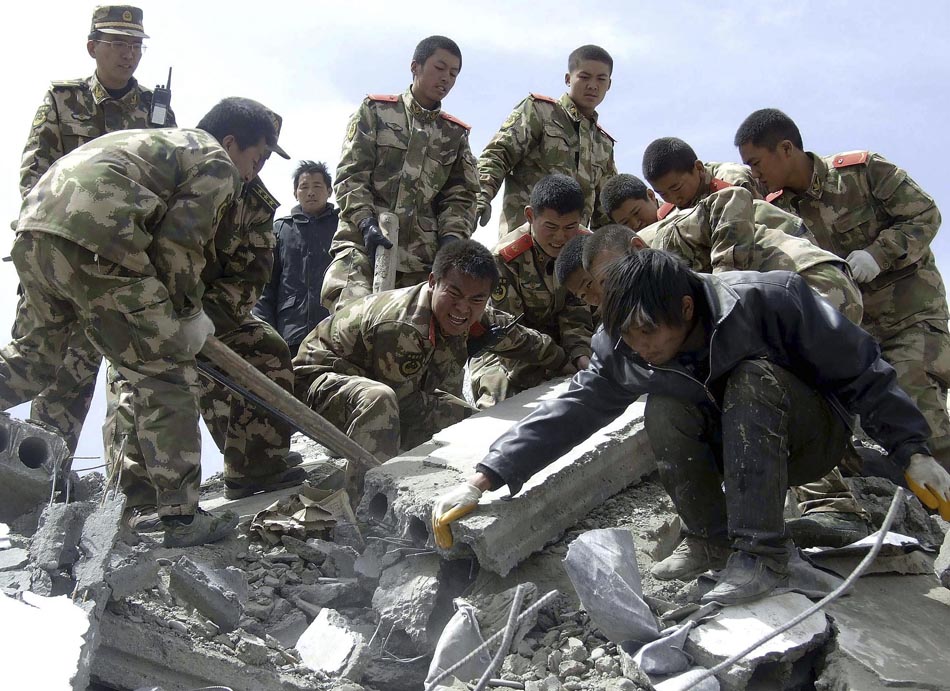 Equipe de resgate procura sobreviventes. Qinghai, China, 14/04/2010. Foto: AP