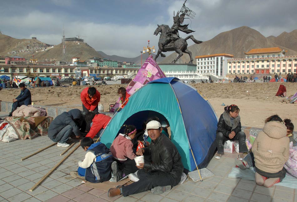 Centenas de pessoas buscam refúgio em abrigos improvisados. Qinghai, China, 15/04/2010. Foto: NI YUXING/Efe