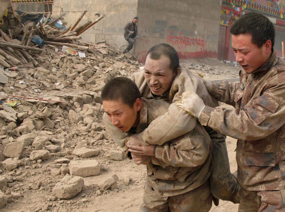 Soldados do exército resgatam vítima em Yushu. Qinghai, China, 14/04/2010. Foto: Wang Qiang/Xinhua/AP