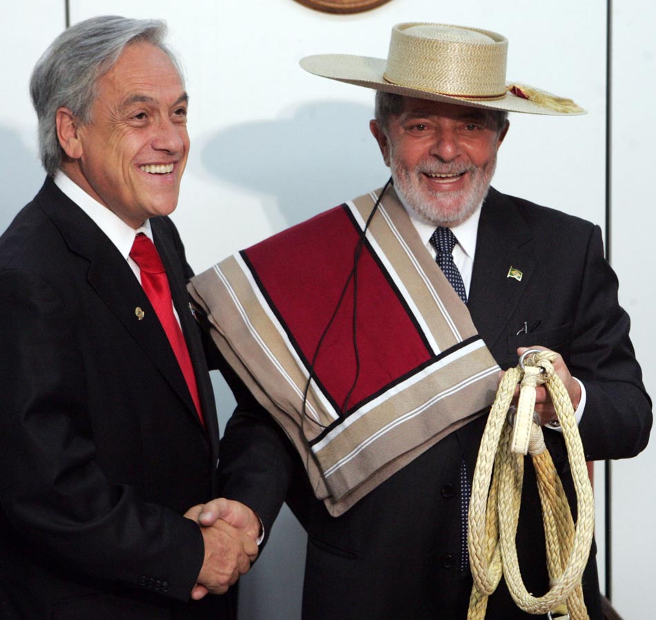 Presidente Lula recebe roupa típica chilena de Sebastián Piñera. Brasília, 24/11/2009. Foto: Sergio Dutti/AE