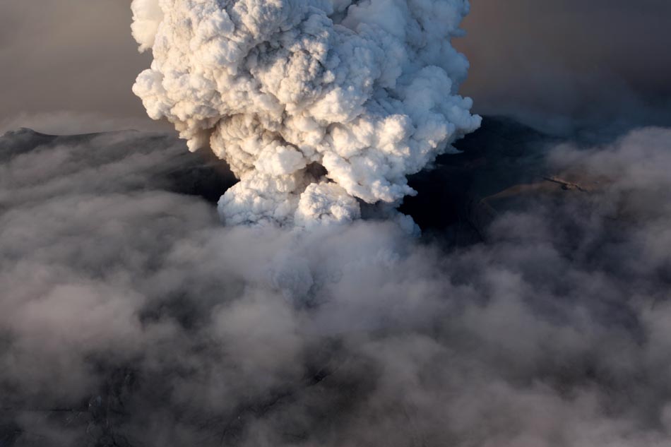 Vulcão Eyjafjallajokull, Islândia, 17/04/2010. Foto: Jon Gustafsson/Helicopter.is/AP
