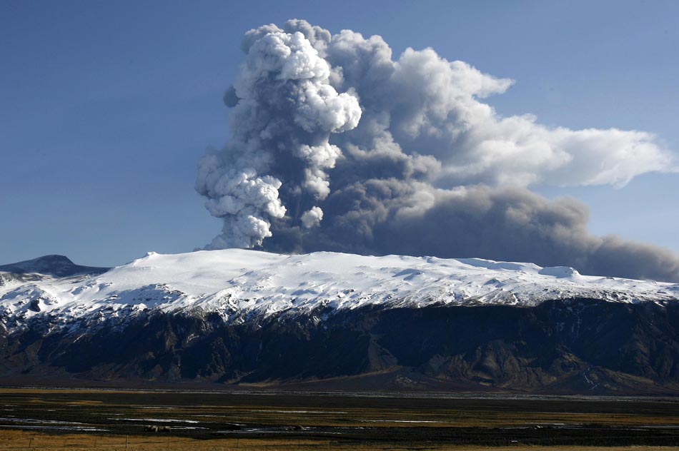 Vulcão Eyjafjallajokull, Islândia, 17/04/2010. Foto: Brynjar Gauti/AP