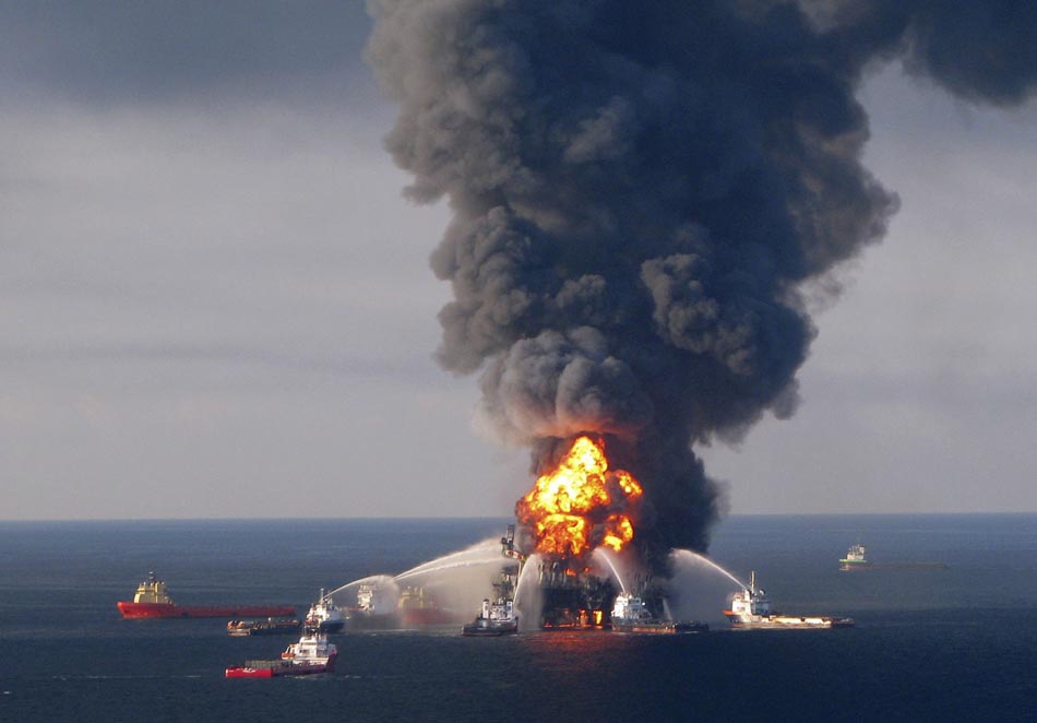 Vazamento de óleo começou com acidente em plataforma de petróleo no Golfo do México, que foi tomada pelo fogo em 21/04/2010. Foto: U.S. Coast Guard /Reuters