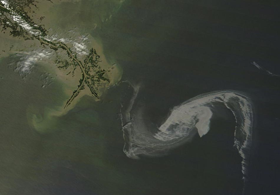 Foto obtida através de satélite mostra avanço da mancha de óleo. 29/04/2010. Foto: Nasa/AP