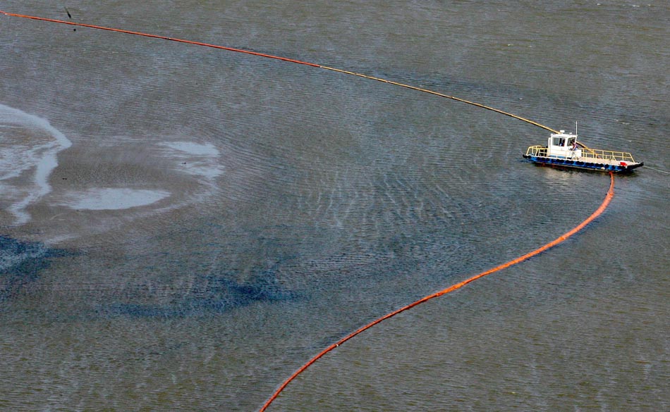 Barco tenta conter o avanço da mancha de óleo, que segue para o litoral sul da Louisiana. 29/04/2010. Foto: Sean Gardner/Greenpeace/Reuters
