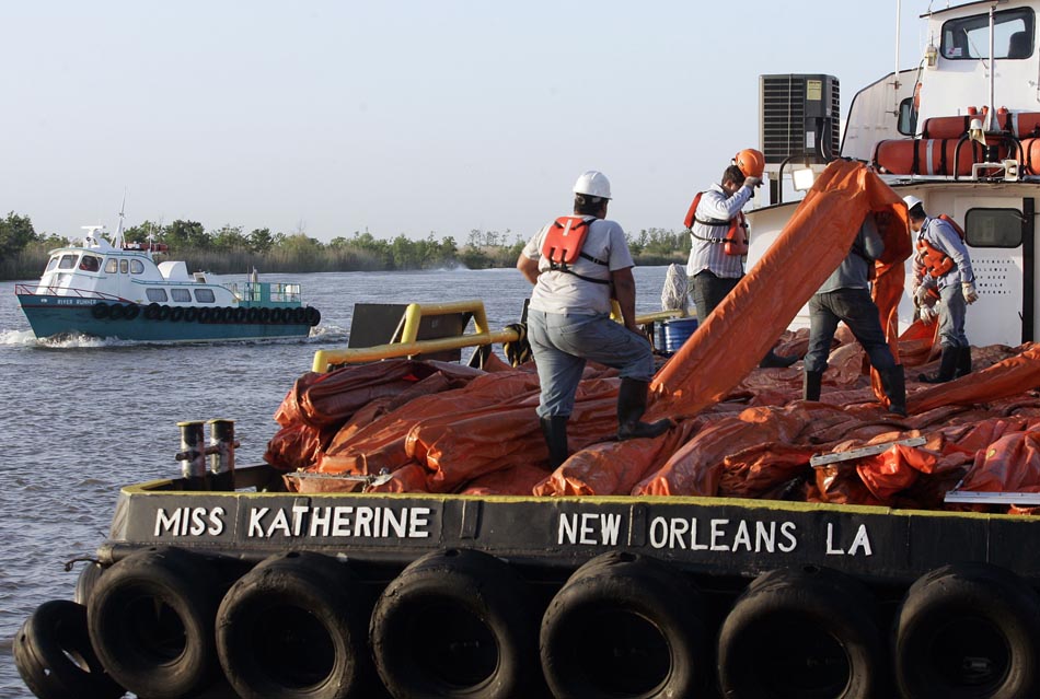 Trabalhadores isolam litoral sul da Louisiana com barreiras. 29/04/2010. Foto: Patrick Semansky/AP