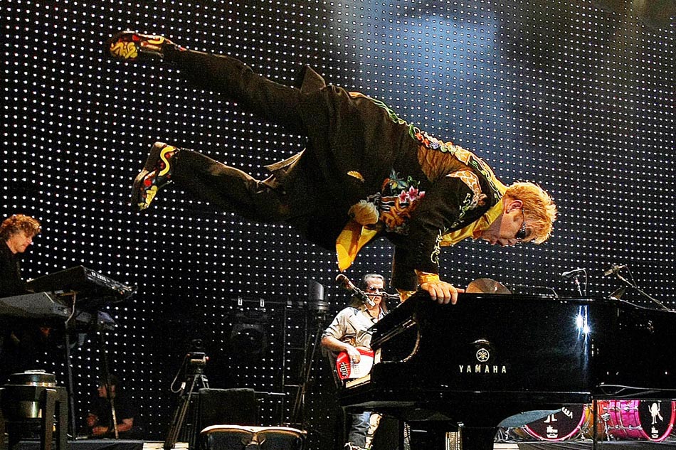 Levitação: Cantor Elton John faz acrobacia em seu piano durante show da turnê "Rocket Man - The Definitive Hits", na Arena do Anhembi. São Paulo, 17/01/09. Foto: Paulo Liebert/AE