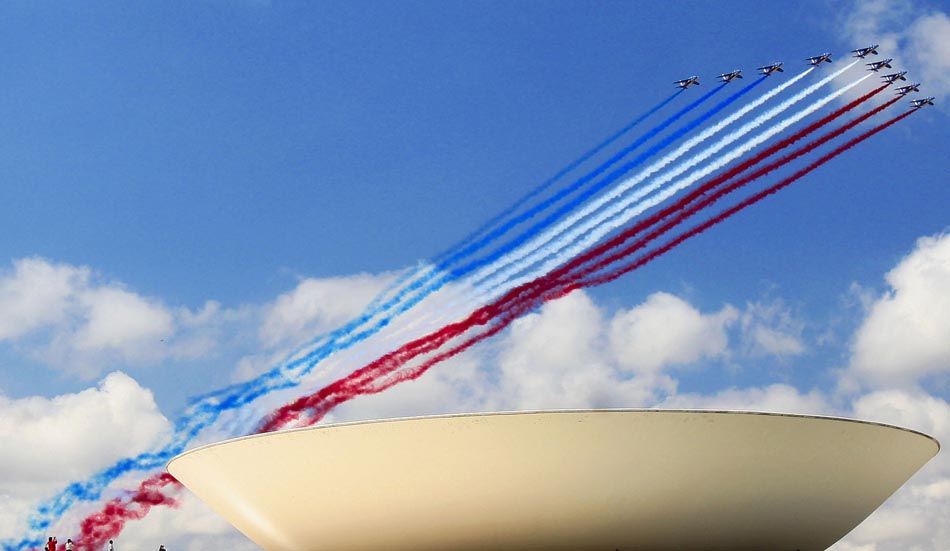 Ano da França: Apresentação da Patrouille de France, a esquadrilha da fumaça francesa, durante o desfile de Sete de Setembro. Em 2009 foi comemorado o Ano da França no Brasil. Brasília, DF, 07/09/2009. Foto: Sergio Dutti/AE