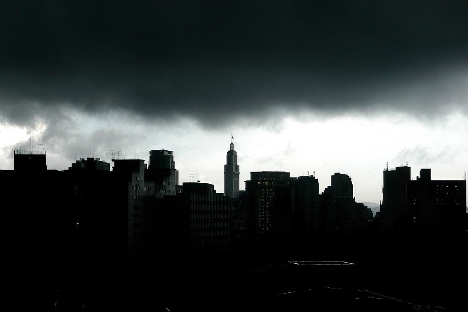 Nuvens escuras sobre o Centro da Capital. São Paulo, 08/09/2010. Foto: Jose Cordeiro