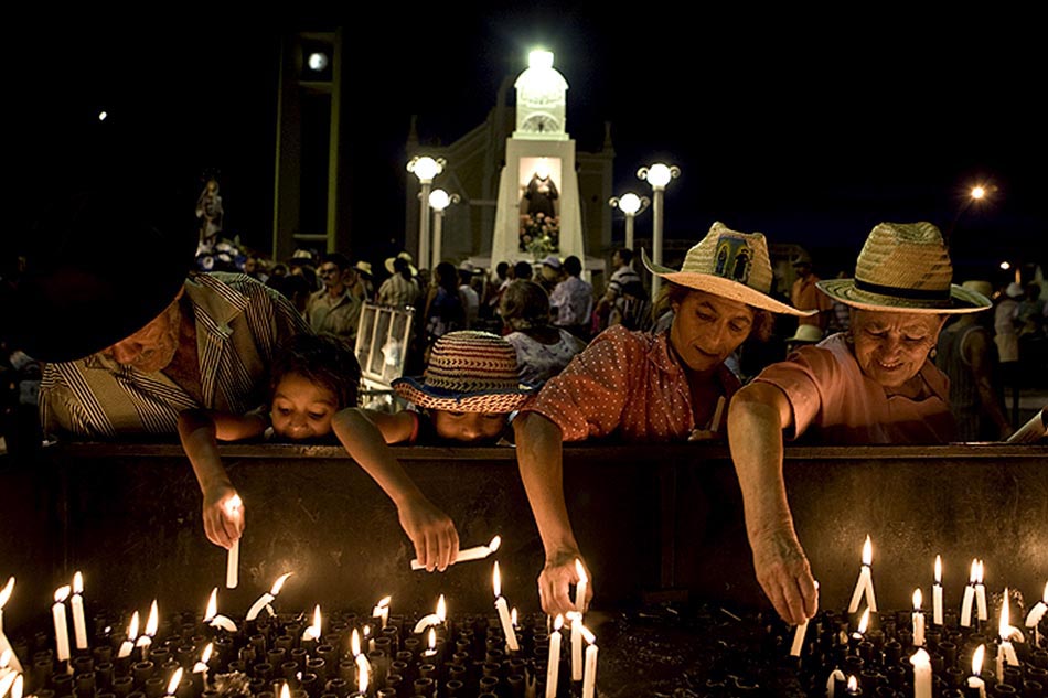 Romaria: Romeiros acendem velas em Juazeiro do Norte. Juazeiro do Norte, Ceará, 01/11/2009. Foto: Rodrigo Capote