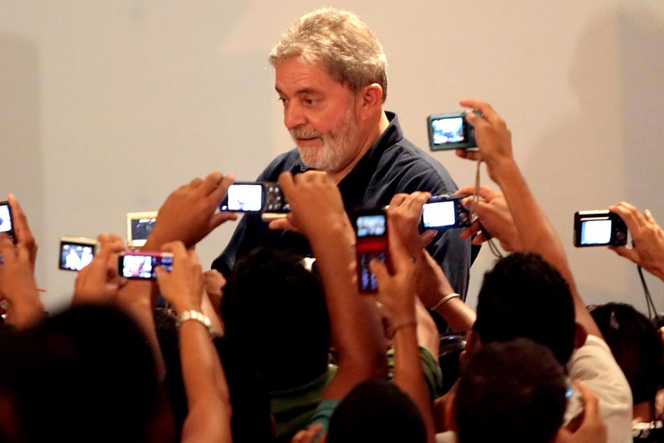 Bem na foto: Presidente Lula é fotografado pela platéia, durante assinatura do projeto Minha Casa, Minha Vida, no Maranhão. São Luiz, MA, 10/10/2009. Foto: Paulo Pinto/AE