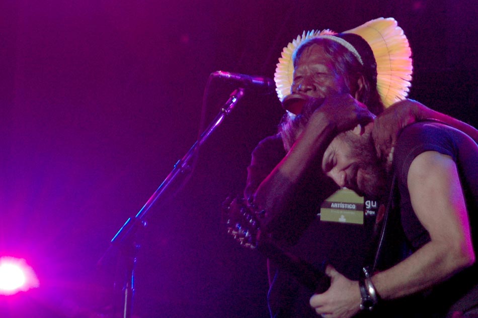 Bons companheiros: Raoni abraça Sting, durante apresentação do cantor britânico no evento Natura Nós About Us, na Chácara do Jockey Clube. São Paulo, 22/11/2009. Foto: Mônica Bento