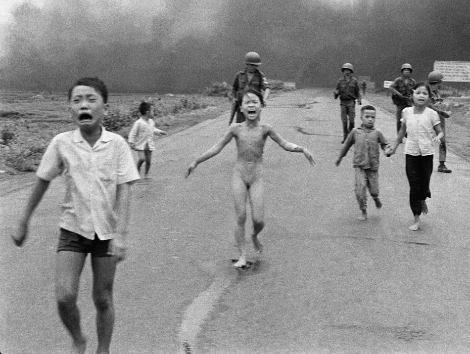 Kim Phuc, na época com 9 anos, foge após ataque com bomba de napalm. A imagem correu o mundo e foi uma das fotos que marcou a guerra. Trang Bang, Vietnan, 08/06/1972. Foto: Nick Ut/AP