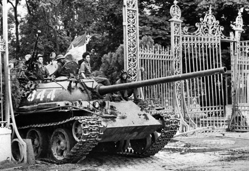 Tanque norte-vietnamita invadiu o Palácio Presidencial em Saigon, que significou a queda do Vietnã do Sul e decretava o fim da guerra. 30/04/1975. Foto: AP