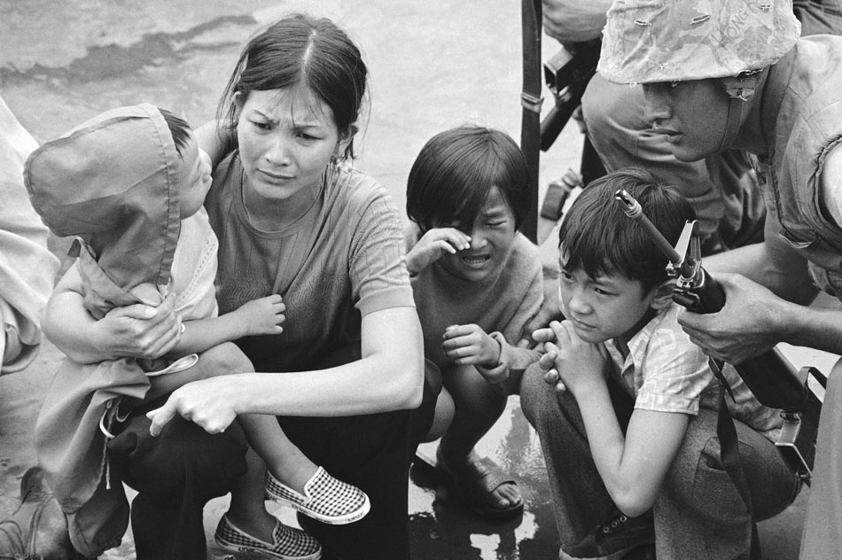 Mãe sul-vietnamita carrega suas três crianças. Saigon, 29/04/1975. Foto: AP