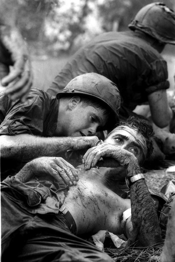 Médico James E. Callahan trata de um soldado da infantaria atingido na cabeça. Saigon, 17/06/1967. Foto: Henri Huet/AP