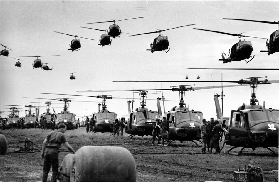 Helicópteros das forças armadas dos EUA fazem manobras. Saigon, 1966. Foto: Henri Huet/AP